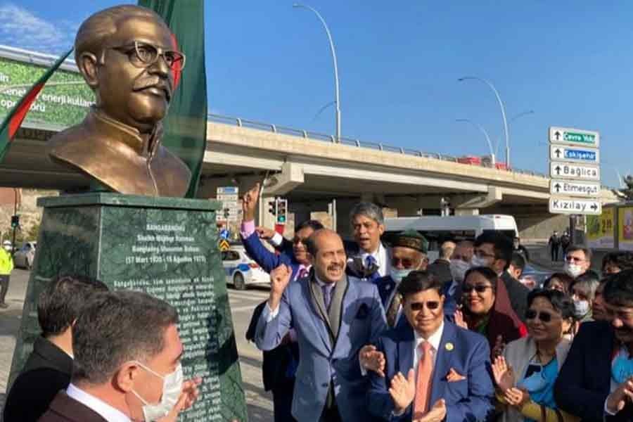 Momen unveils Bangabandhu’s sculpture in Ankara 