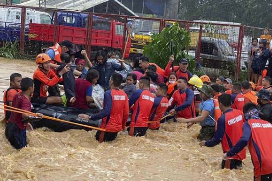 Five killed as powerful typhoon lashes Philippines