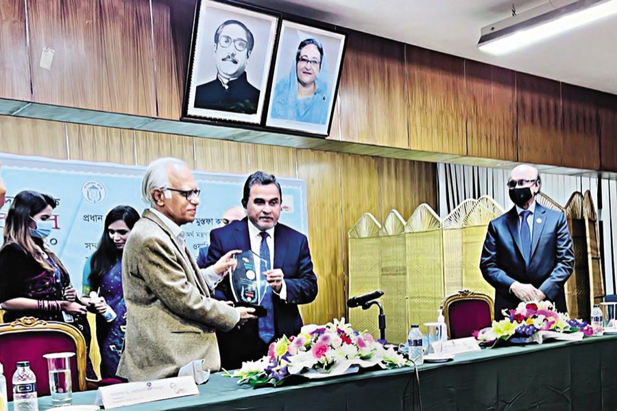 Prof. Dr. Wahiduddin Mahmud receiving the Bangladesh Bank Award-2020 from Finance Minister AHM Mustafa Kamal on Thursday — FE Photo