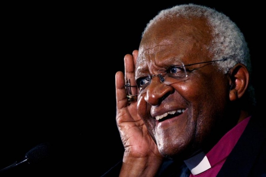 Archbishop Desmond Tutu gestures at the launch of a human rights campaign marking the 60th anniversary of the signing of the Universal Declaration of Human Rights , December 10, 2007. The campaign aims at getting a billion people to sign in support of the declaration – Reuters/Mike Hutchings/File Photo (SOUTH AFRICA)