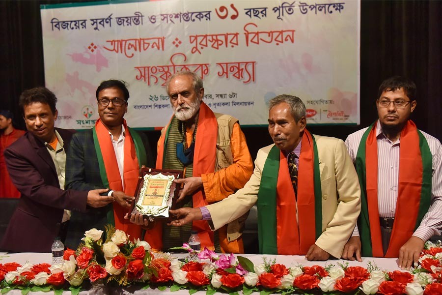 Uday Hakim receives Songsoptok Sahitya Award 2021