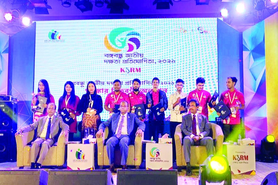 Winners posing for photograph at the award giving ceremony of Bangabandhu National Skills Competition-2021 organised by National Skills Development Authority (NSDA) at the Biniyog Bhaban auditorium in the city's Agargaon on Thursday — FE photo