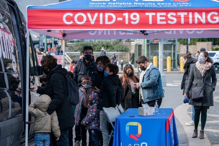 People queue at a popup COVID-19 testing site in New York, US, December 3, 2021. REUTERS/Jeenah Moon