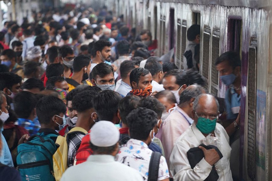 Commuters disembark from a suburban train at a railway station, during the coronavirus disease (Covid-19) pandemic, in Mumbai, India on December 1, 2021 — Reuters/Files