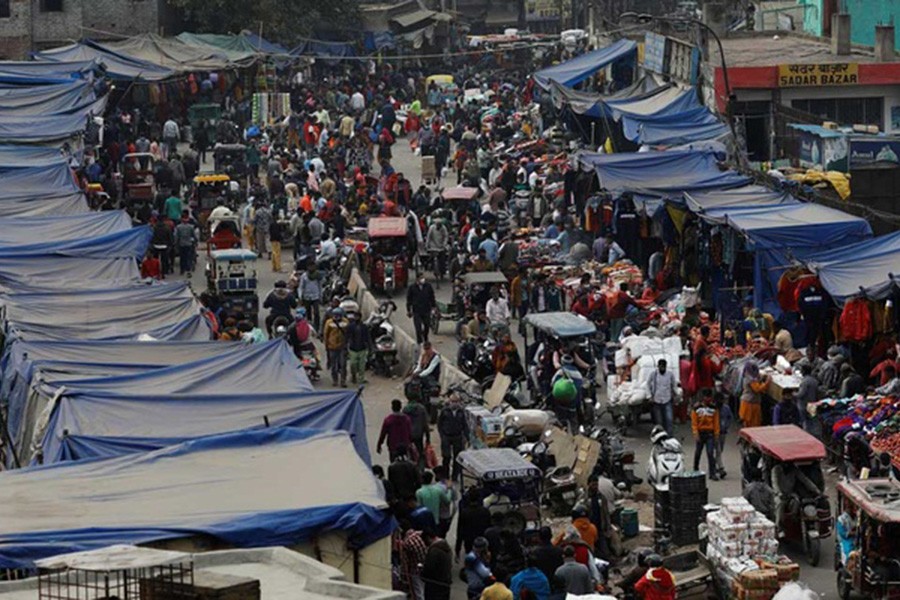 People shop at a crowded market amidst the spread of the coronavirus disease (COVID-19), in the old quarters of Delhi, India, January 4, 2022. REUTERS/Adnan Abidi