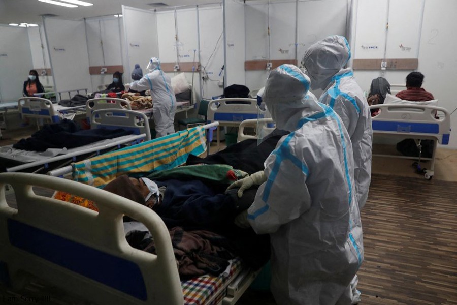 Medical workers wearing personal protective equipment (PPE) tend to a pateint suffering from coronavirus disease (Covid-19), inside a care centre at an indoor sports complex, amidst the spread of the disease, in New Delhi, India on January 5, 2022 — Reuters photo