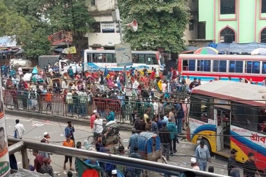 Two pedestrians killed in Dhaka bus accident