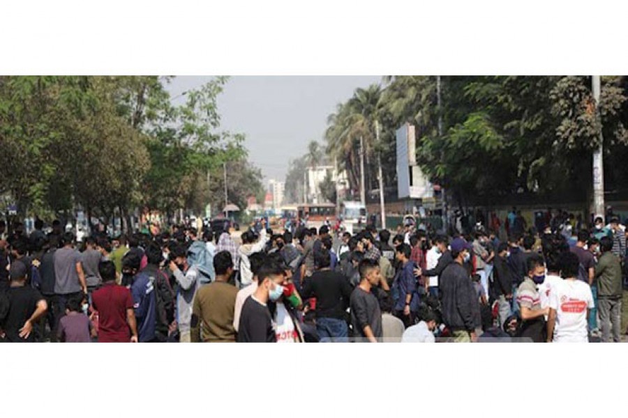 Textile students block roads demanding online exams