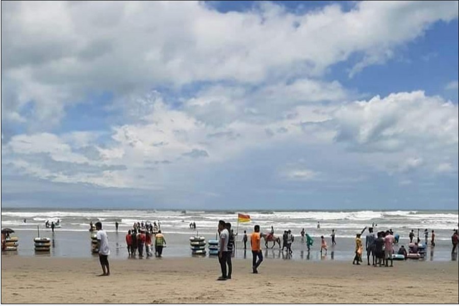 Photo shows a number of tourists strolling along the Cox's Bazar sea beach — FE Photo