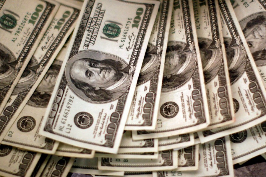 Four thousand US dollars are counted out by a banker counting currency at a bank in Westminster, Colorado November 3, 2009. REUTERS/Rick Wilking/File Photo