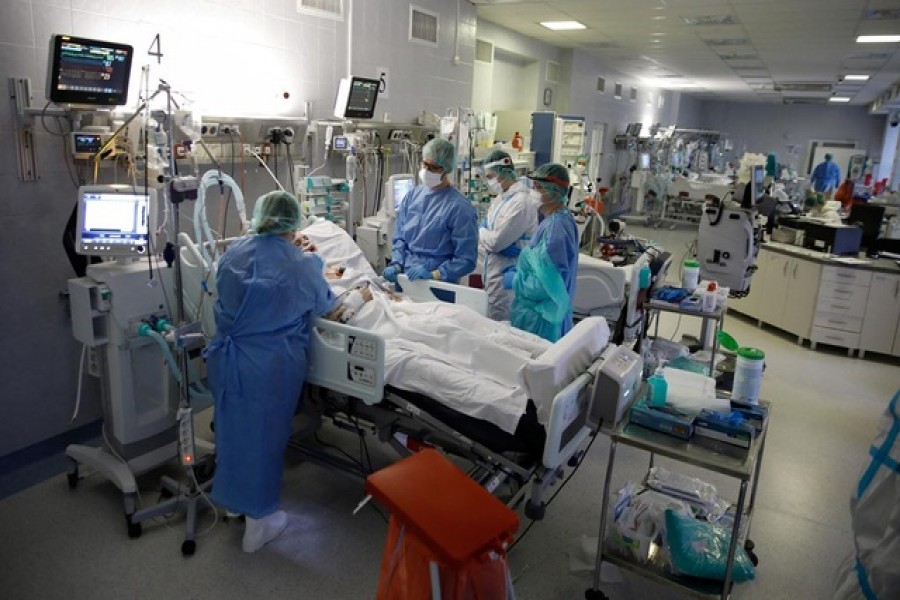 Medical staff members treat patients inside the coronavirus disease (COVID-19) ward at the Central Clinical Hospital of the Ministry of Interior and Administration in Warsaw, Poland, January 11, 2022 – Reuters