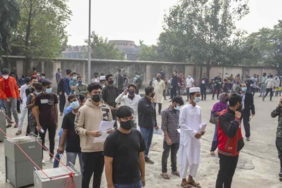 People waiting in queues to receive Covid-19 vaccine doses at a hospital in Mohakhali on Tuesday –bdnews24.com photo