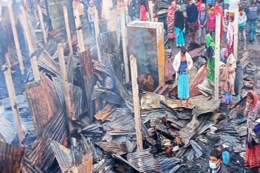 18 houses gutted in Sitakunda