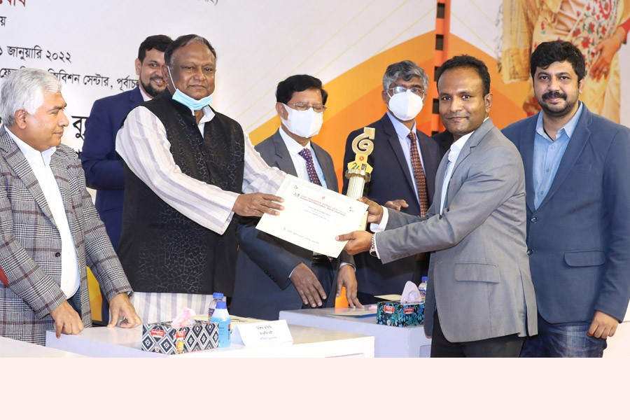 Textile and Jute Minister Golam Dastagir Gazi, Commerce Minister Tipu Munshi and FBCCI President Md. Jashim Uddin handing over the crest and certificate of Best Electronics Stall’s award to Walton R&I Centre’s Head Engineer Tapash Kumar Mojumder and Refrigerator's CBO Engineer Anisur Rahman Mallick.