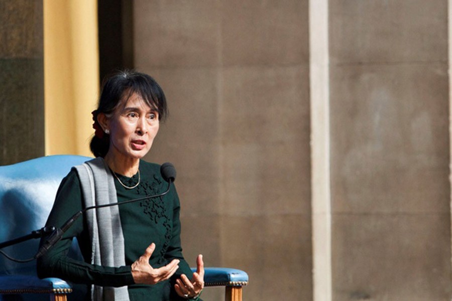 Aung San Suu Kyi, chairperson and general secretary of Myanmar's opposition National League for Democracy (NLD) party, answers questions from students at Columbia University in New York Sept 22, 2012. REUTERS/Andrew Burton/File