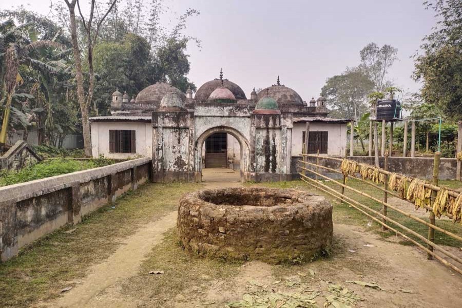 A partial view of the Gilabari Puraton Jame Mosjid, a mosque that dates back to the Mughal era, in Aditmari upazila of Lalmonirhat district — FE Photo