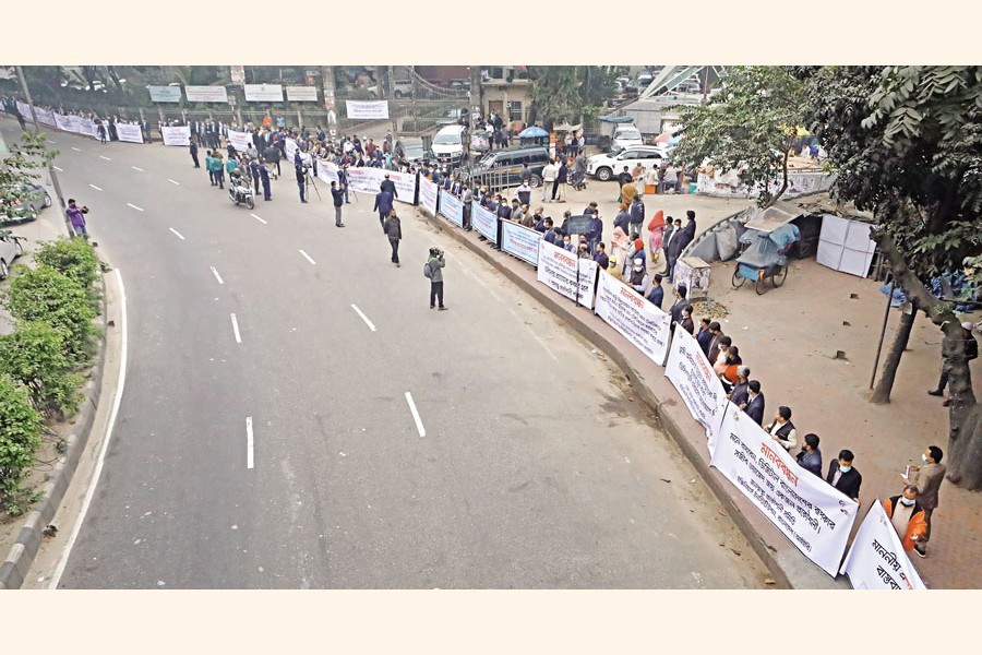 Engineers form a human chain in front of the Institution of Engineers, Bangladesh in Dhaka on Thursday, to protest against the public administration ministry's directive allowing deputy commissioners to oversee development projects at the district level — FE photo