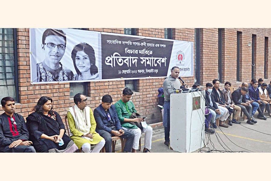 Dhaka Reporters' Unity President Nazrul Islam Mithu speaking at a protest rally on the DRU premises in the city on Friday marking the 10th year of the murder of journalist-couple Sagar Sarowar and Meherun Runi — Focus Bangla