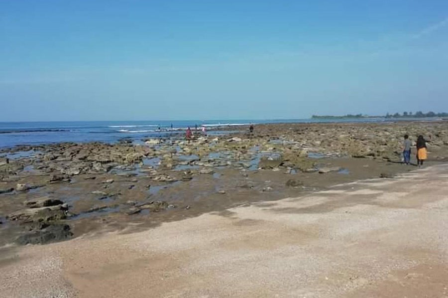 The Chhera Dwip in Saint Martin's Island without any speedboats, lifeboats and wooden boats — FE Photo