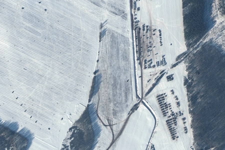 A satellite image shows a troop housing area, a vehicle park and artillery deployments in Rechitsa, Belarus, Feb 4, 2022 – Maxar Technologies/Reuters