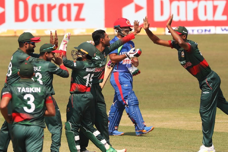 Tigers restrict Afghanistan to 215