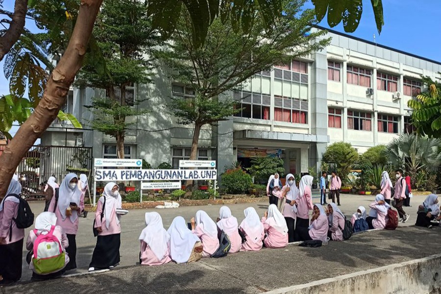 Primary school students evacuate from the school building after a 6.2 magnitude earthquake in Sumatra Island, Indonesia, February 25, 2022 in this photo taken by Antara Foto — Antara Foto via REUTERS