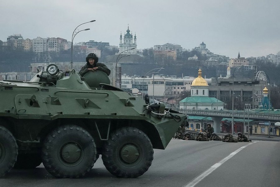 Servicemen of the Ukrainian National Guard take positions in central Kyiv, Ukraine February 25, 2022. REUTERS/Gleb Garanich