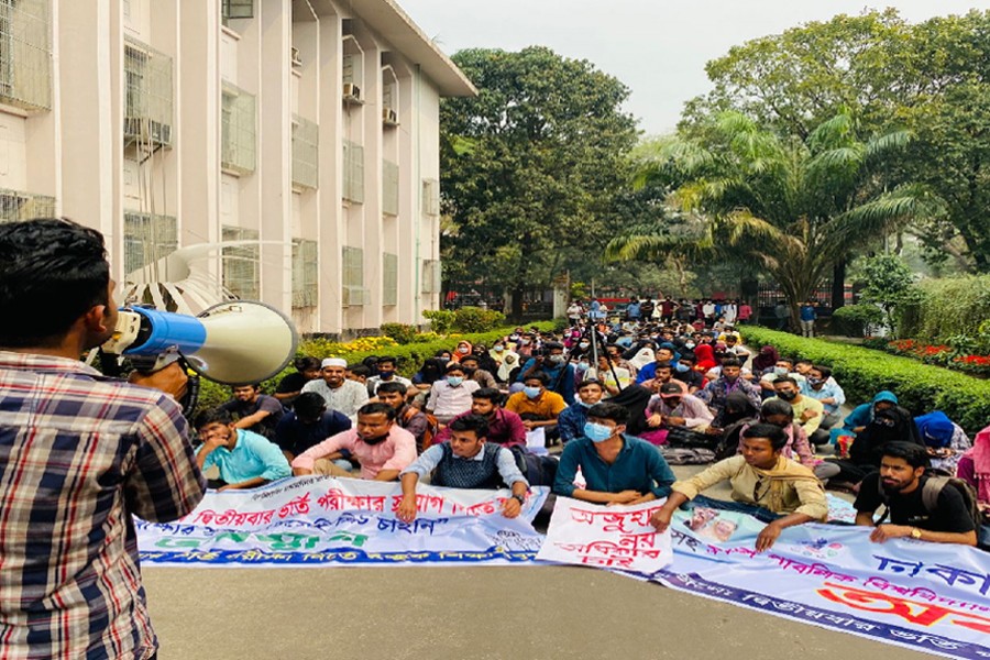 DU admission seekers block Nilkhent Intersection demanding 2nd chance