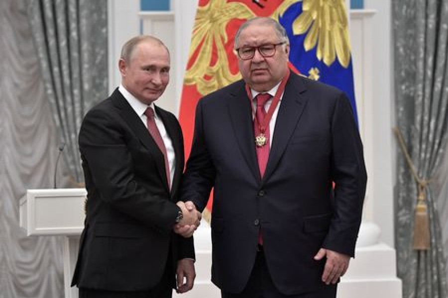 Russian President Vladimir Putin shakes hands with Russian businessman and founder of USM Holdings Alisher Usmanov at the Kremlin in Moscow, Russia November 27, 2018. Sputnik/Alexei Nikolsky/Kremlin