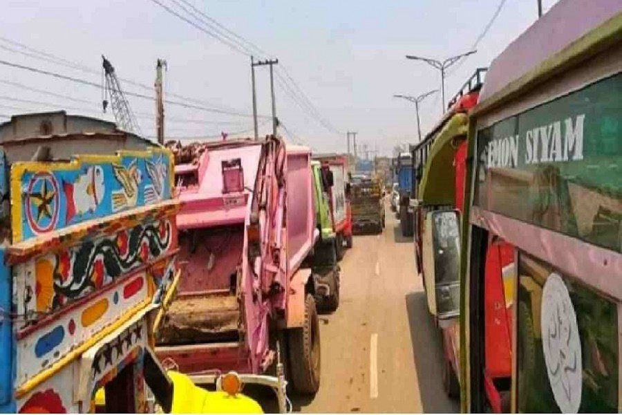 Road crashes cause 20km long tailback on Dhaka-Ctg highway  