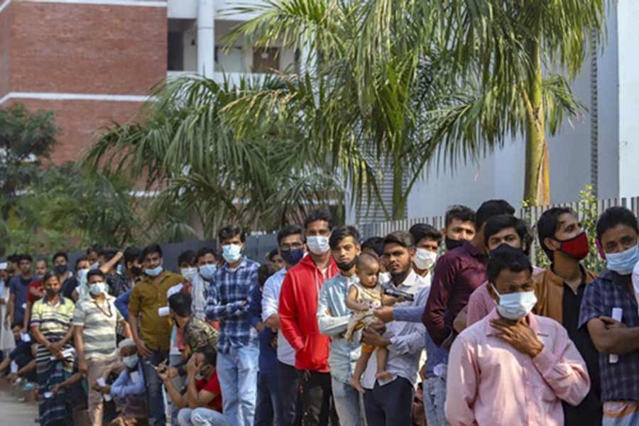 People waiting at Sheikh Russel National Gastroliver Institute and Hospital centre in Dhaka’s Mohakhali to get Covid-19 vaccine recently –bdnews24.com file photo