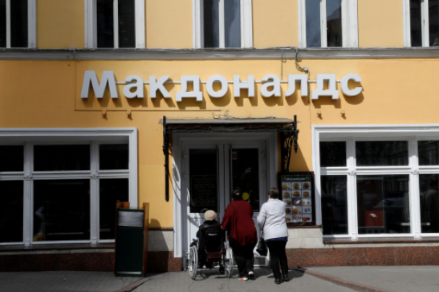 People enter a McDonald's restaurant in Moscow, Russia April 24, 2018. REUTERS/Tatyana Makeyeva/File Photo