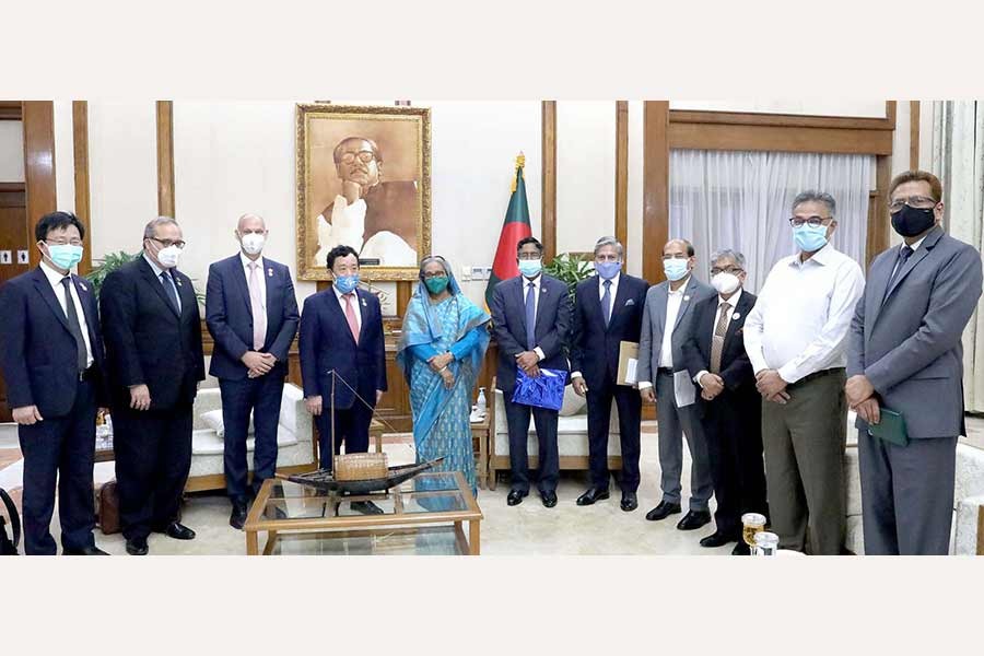 Prime Minister Sheikh Hasina posing for photographs, along with a delegation Food and Agriculture Organisation (FAO) and officials of Bangladesh government, at Ganabhaban in Dhaka on Sunday –PID Photo