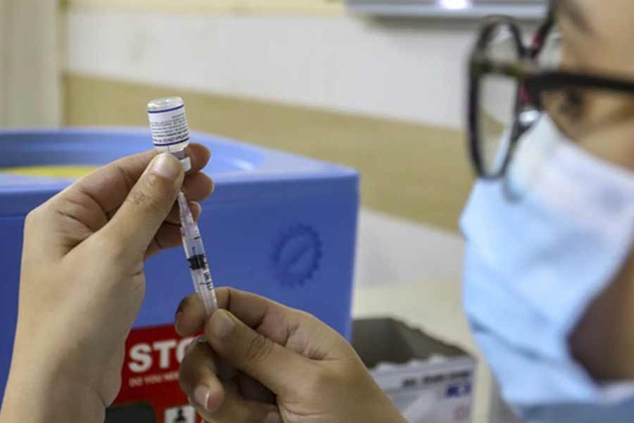 A nurse preparing to administer a Covid-19 vaccine booster at Dhaka Orthopaedic Hospital –bdnews24.com file photo