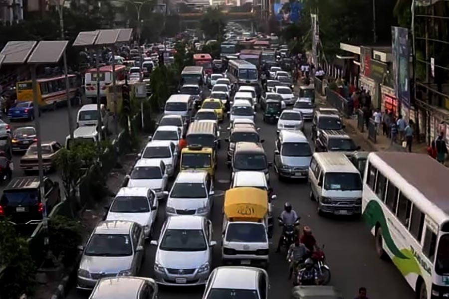 Snarl in sultry weather chokes Dhaka's commuters