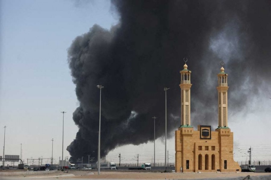 Smoke billows from Saudi Aramco's petroleum storage facility after an attack in Jeddah, Saudi Arabia March 26, 2022 - Reuters photo