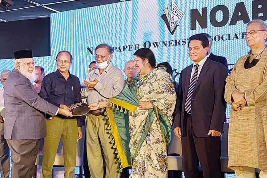 Mahbubur Rahman, chairman of the International Publications Limited (IPL) - the owning company of The Financial Express (FE), and Shamsul Huq Zahid, editor of the FE, receiving a crest from Speaker of the Jatiya Sangsad Shirin Sharmin Chowdhury on behalf of the newspaper for serving the nation for over 25 years, at an event in Dhaka on Wednesday — FE Photo