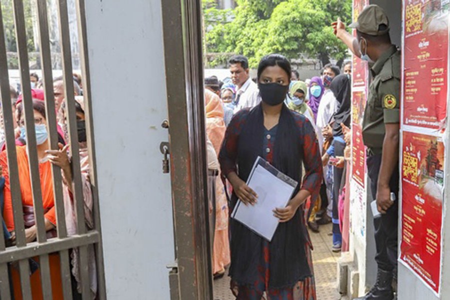 A student enters Dhaka University’s Arts Building centre for the entrance exam to public and private medical colleges on Friday, Apr 1, 2022. Photo: Asif Mahmud Ove