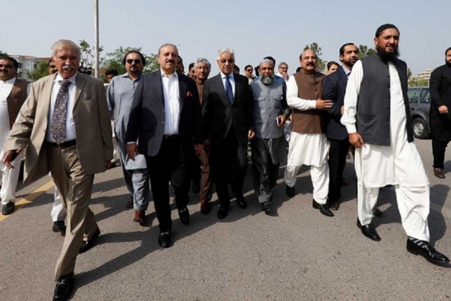 Pakistani lawmakers of the united opposition walk towards the parliament house building to cast their vote on a motion of no-confidence to oust Prime Minister Imran Khan, in Islamabad, Pakistan April 3, 2022. REUTERS/Akhtar Soomro