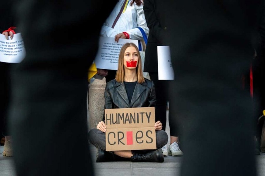 People participate in a flash mob protest against the Russian invasion of Ukraine, in Manhattan, New York City, New York, US, Apr 8, 2022. REUTERS/David 'Dee' Delgado