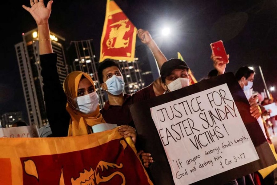 Protestors shout slogans against Sri Lankan President Gotabaya Rajapaksa near the Presidential Secretariat, amid the country's economic crisis in Colombo, Sri Lanka, Apr 11 2022. REUTERS/Dinuka Liyanawatte