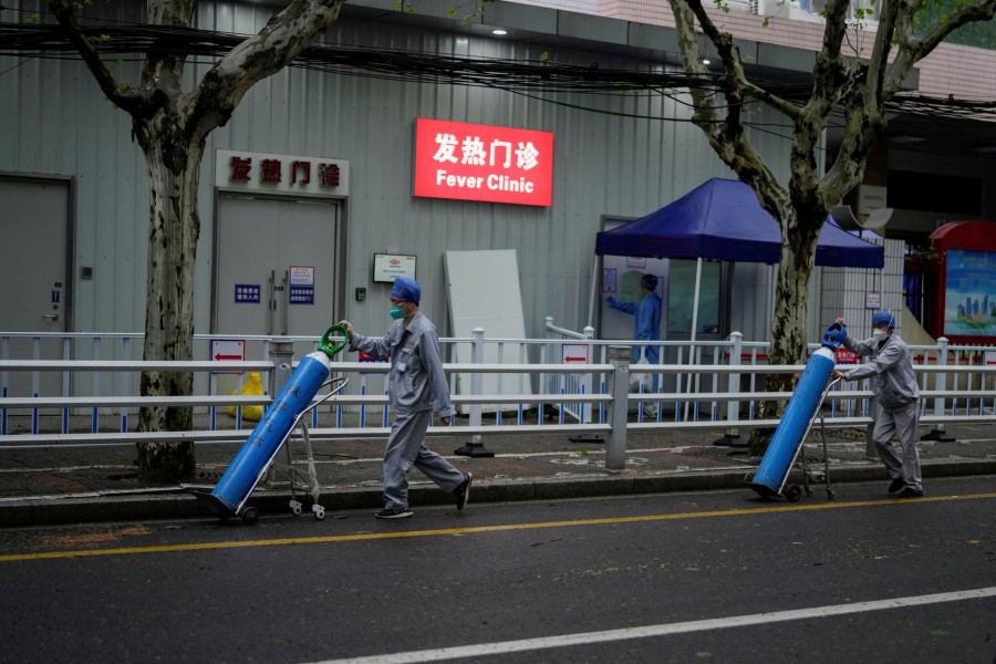 Workers deliver oxygen cylinders outside a hospital during lockdown amid the coronavirus disease (Covid-19) pandemic, in Shanghai, China on April 14, 2022 — Reuters photo