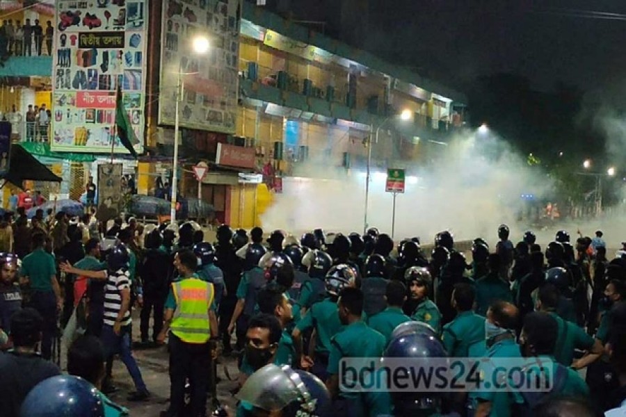 Dhaka College suspends classes, exams after midnight clashes