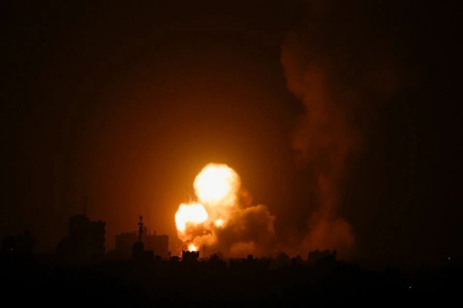 Flames and smoke rise during Israeli air strikes amid a flare-up of Israel-Palestinian violence, in the southern Gaza Strip, April 19, 2022 . REUTERS/Ibraheem Abu Mustafa