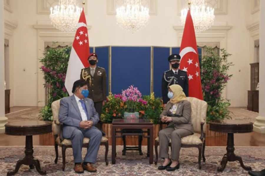 Momen calls on Singapore's president