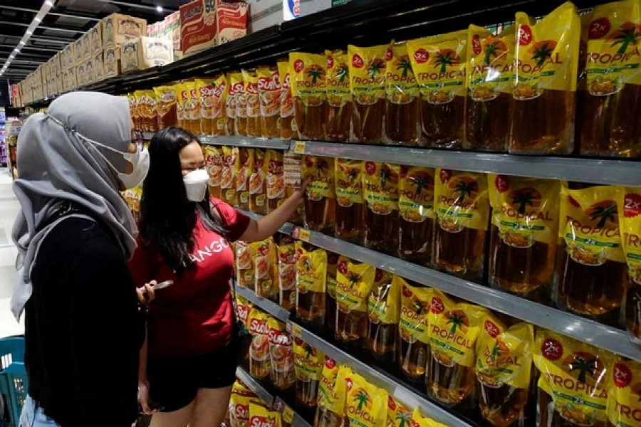 People shop for cooking oil made using palm oil at a supermarket in Jakarta, Indonesia, Mar 27, 2022 –Reuters/Willy Kurniawan/File