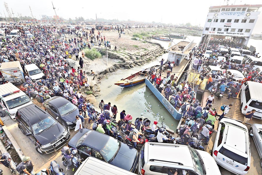 As Eid holiday virtually began on Friday, most city-dwellers started for their native homes to celebrate the biggest religious festival with their near and dear ones. The photo shows vehicles with holidaymakers boarding a ferry at Shimulia Terminal in Munshiganj on the day — FE Photo