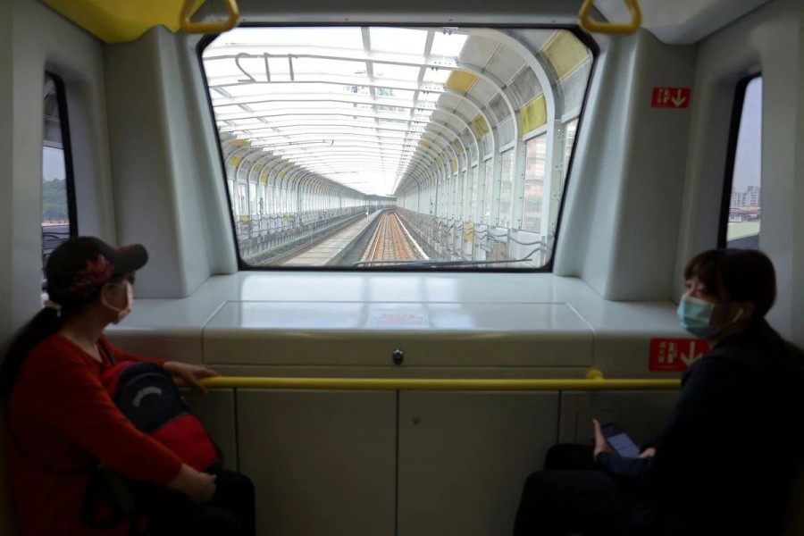 Commuters, wearing face masks to prevent the spread of the coronavirus disease (COVID-19), ride the Taipei Metro subway in New Taipei, Taiwan April 22, 2022. REUTERS/Annabelle Chih