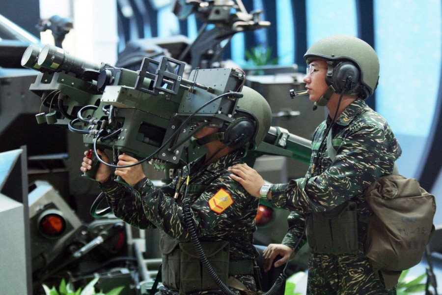 Soldiers from Taiwan demonstrate a U.S.-made dual mount Stinger missile system during the opening day of the "Taipei Aerospace and Defense Technology Exhibition" August 11, 2005. REUTERS/Richard Chung RC/DY