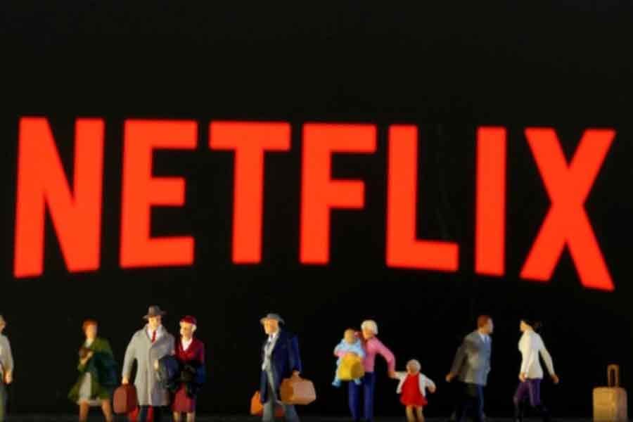 Shareholders sue top Netflix executives for not disclosing subscription slump